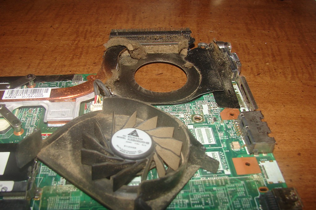 Laptop bị nóng sau khi mở máy Laptop